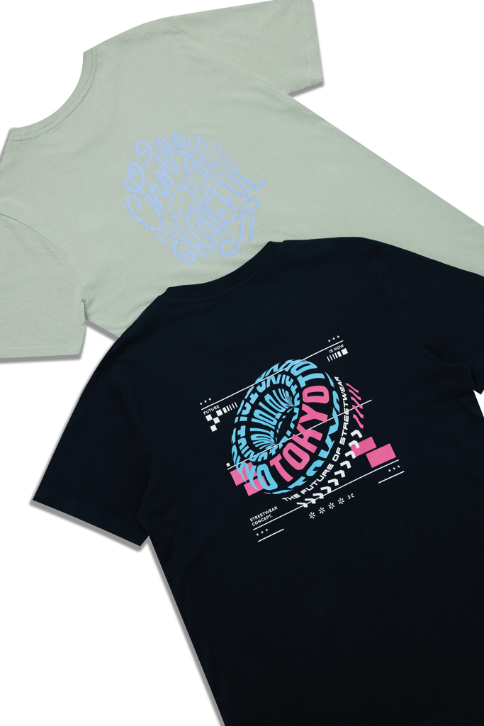 Deux t-shirts avec motifs graphiques colorés au dos