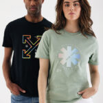 Deux personnes portent des t-shirts modernes colorés