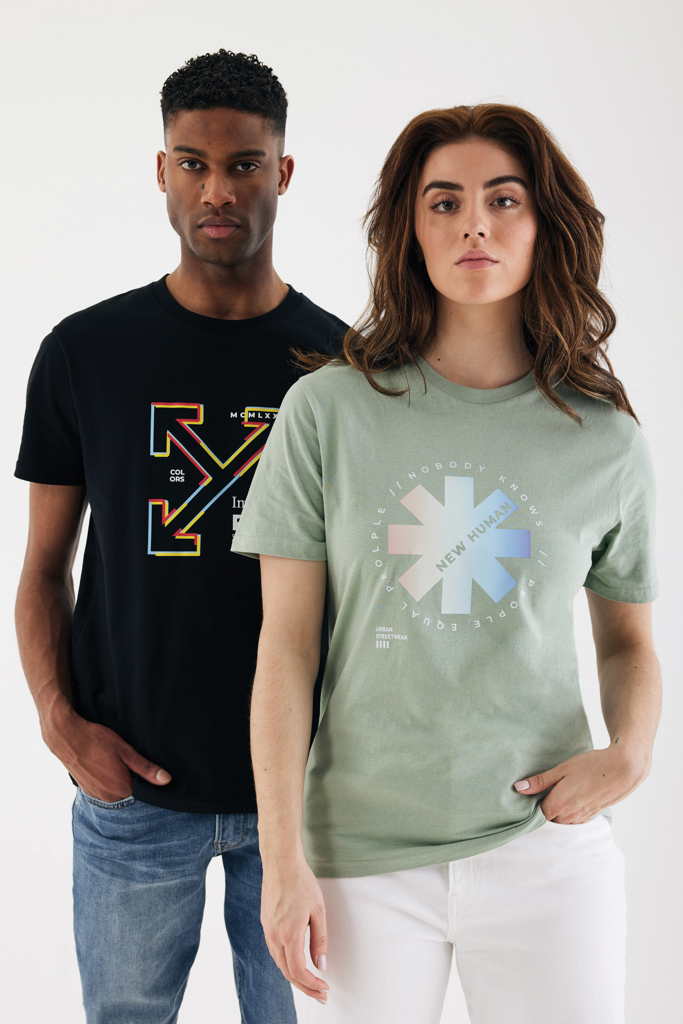 Deux personnes portent des t-shirts modernes colorés