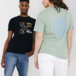 Deux personnes portent des t-shirts colorés modernes.