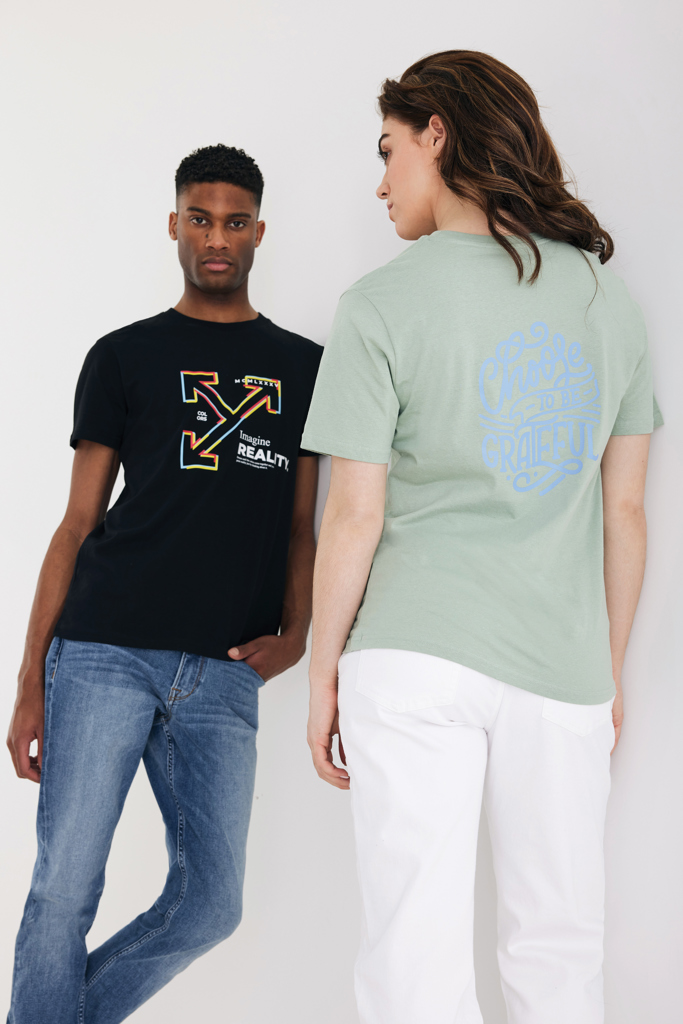 Deux personnes portent des t-shirts colorés modernes.