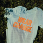 T-shirt bleu avec texte orange WEAR CHANGE