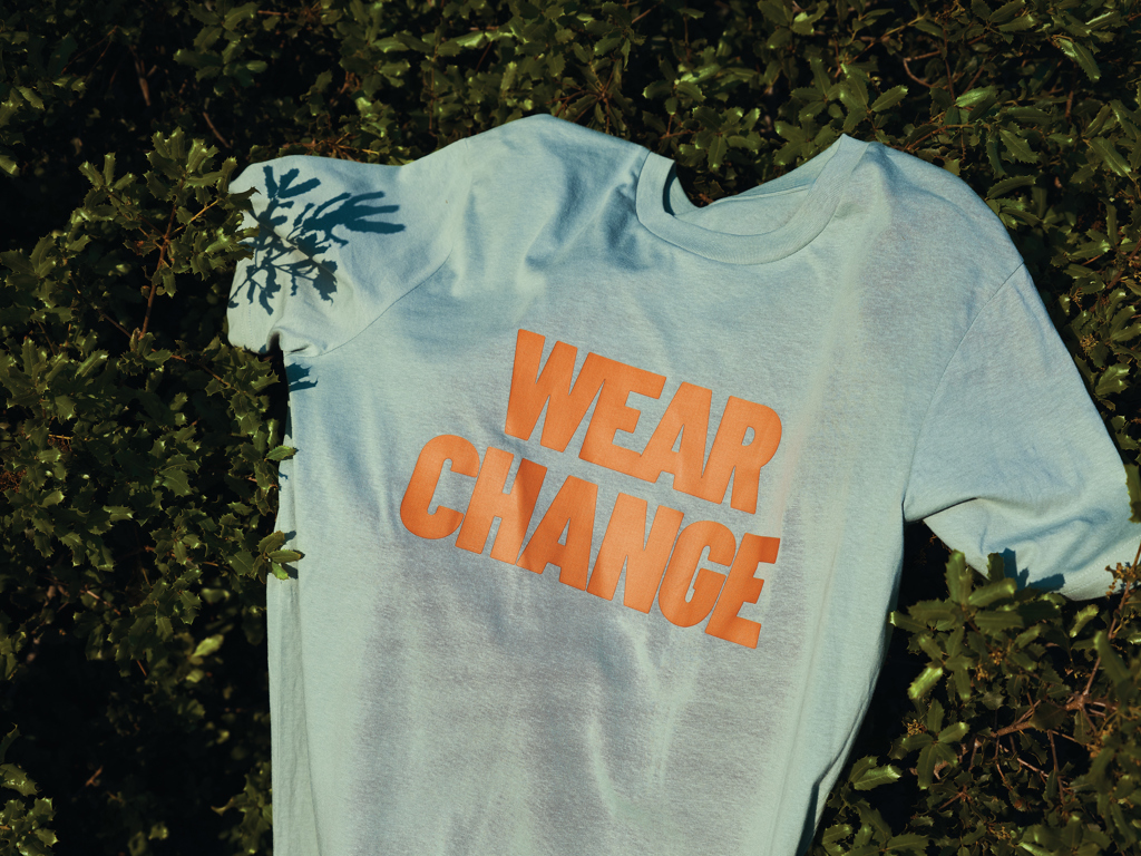 T-shirt bleu avec texte orange WEAR CHANGE