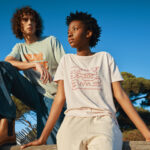Jeunes portant des t-shirts blancs en plein air