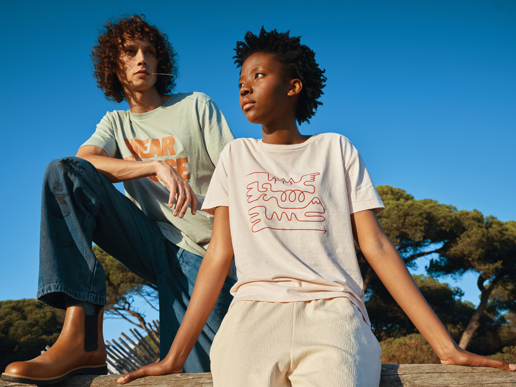 Jeunes portant des t-shirts blancs en plein air
