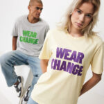 Deux personnes portent des t-shirts WEAR CHANGE.