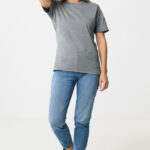 Personne portant un t-shirt gris et un jean bleu