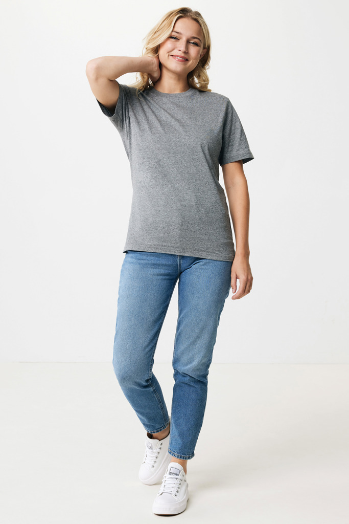Personne portant un t-shirt gris et un jean bleu