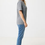 Femme portant t-shirt gris et jean bleu