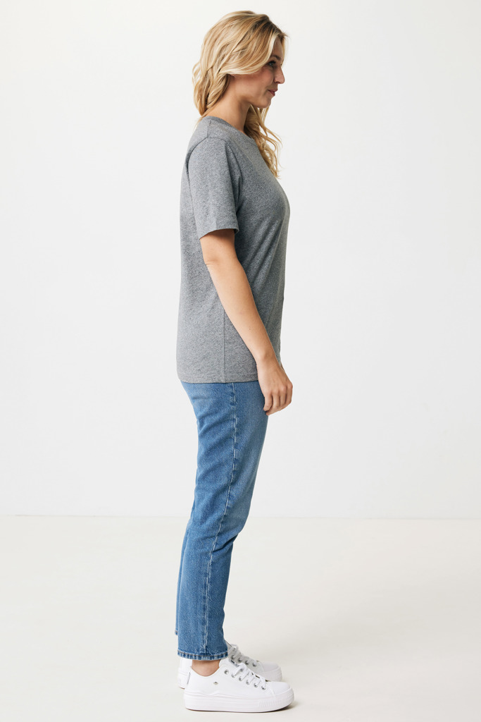 Femme portant t-shirt gris et jean bleu