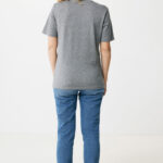 Personne portant un t-shirt gris et jean bleu
