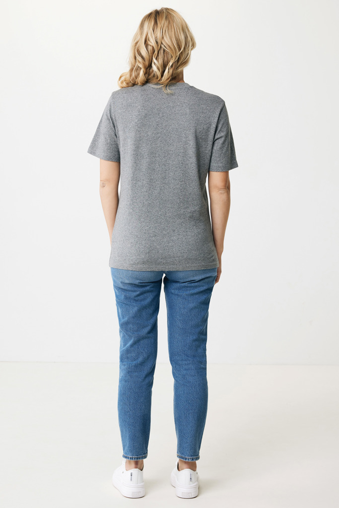 Personne portant un t-shirt gris et jean bleu