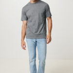 Homme portant t-shirt gris et jean clair