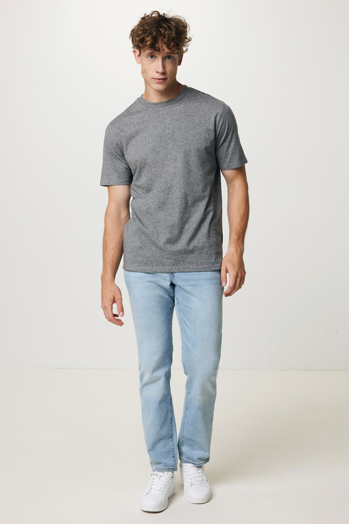 Homme portant t-shirt gris et jean clair