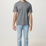 Homme portant t-shirt gris et jean clair