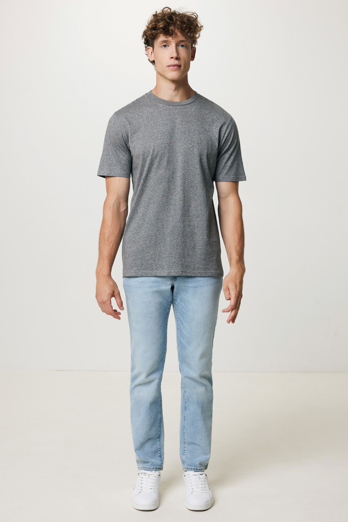 Homme portant t-shirt gris et jean clair