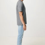 Homme portant t-shirt gris et jean clair