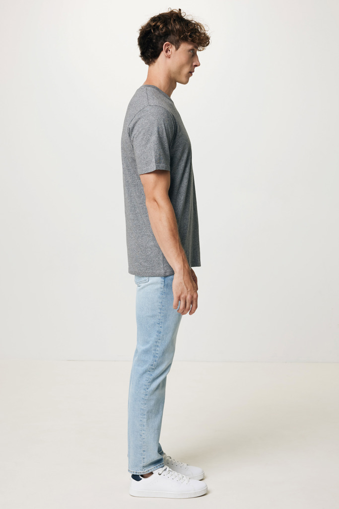Homme portant t-shirt gris et jean clair