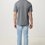 Homme en jean clair et t-shirt gris vu de dos