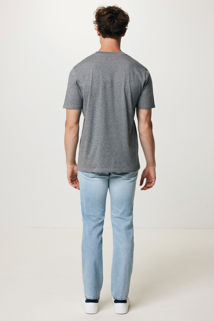 Homme en jean clair et t-shirt gris vu de dos