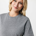 Femme souriante portant un t-shirt gris