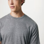 Homme portant un t-shirt gris simple