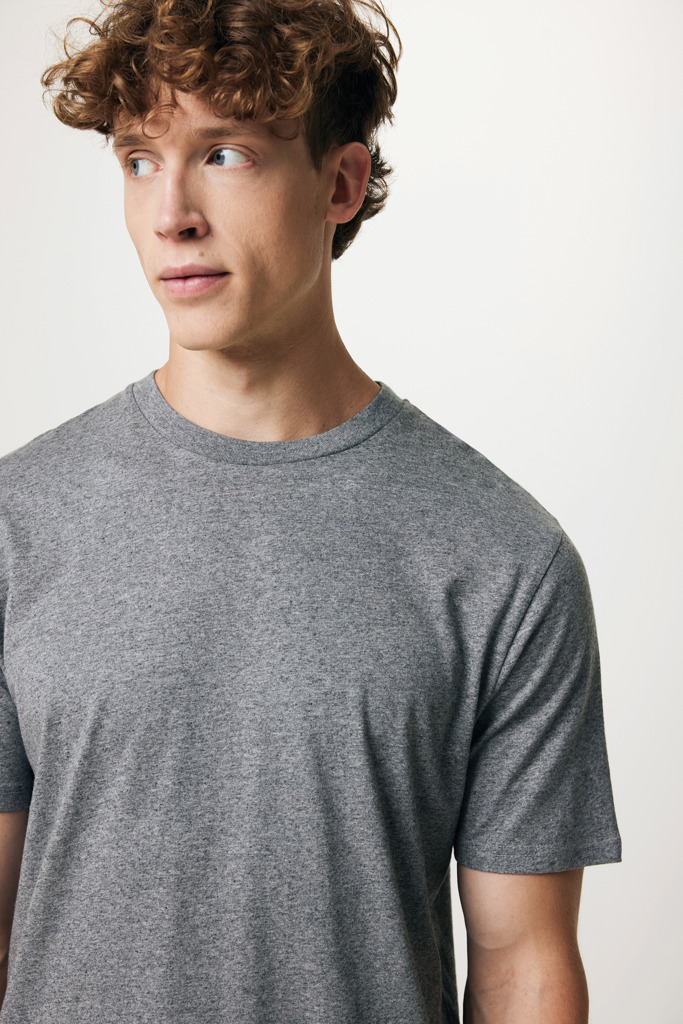 Homme portant un t-shirt gris simple