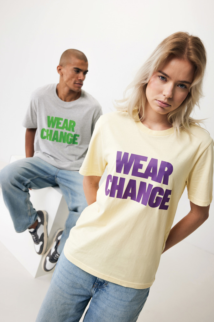 Deux personnes portent des t-shirts avec slogan écologique.