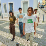 Jeunes portant des t-shirts avec message écologique.