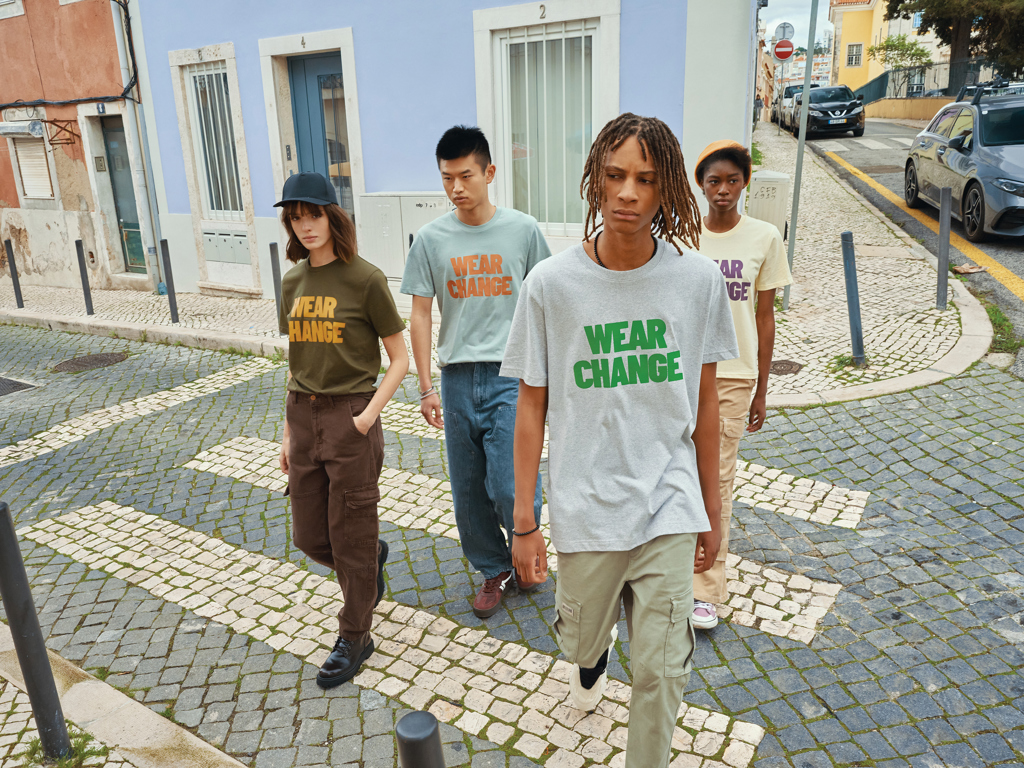 Jeunes portant des t-shirts avec message écologique.