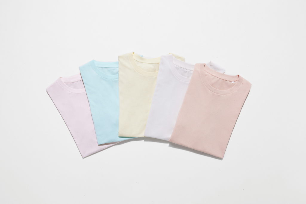 T-shirts unis en couleurs pastel alignés