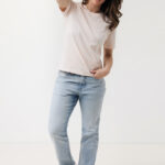 Femme portant t-shirt rose et jean clair