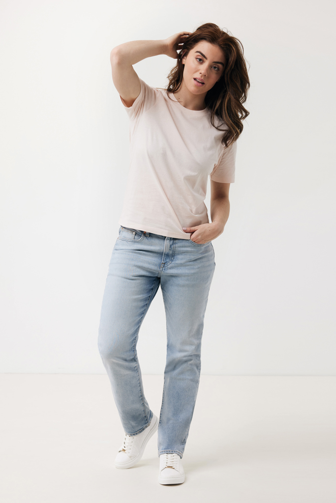 Femme portant t-shirt rose et jean clair