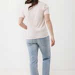 Femme portant un t-shirt rose et jean clair
