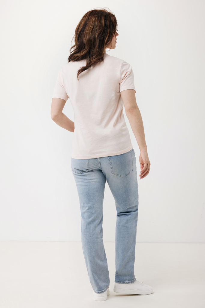 Femme portant un t-shirt rose et jean clair