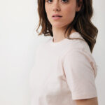 Personne portant un t-shirt rose pâle simple
