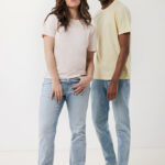 Deux personnes portent jeans et t-shirts colorés.