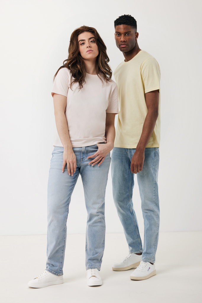 Deux personnes portent jeans et t-shirts colorés.
