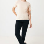 Personne portant un t-shirt beige et jean noir