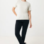 Personne portant t-shirt beige et jean noir.