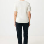 Personne portant t-shirt blanc et jean noir de dos