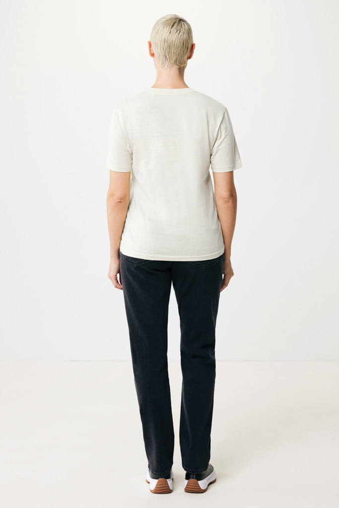 Personne portant t-shirt blanc et jean noir de dos