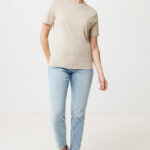 Personne portant t-shirt beige et jean clair.