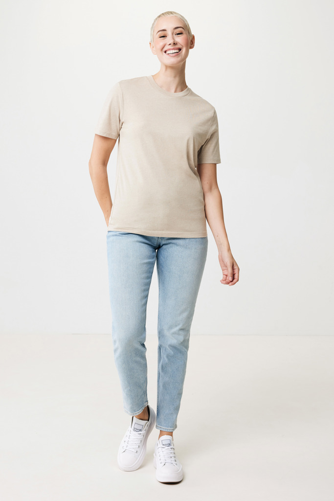 Personne portant t-shirt beige et jean clair.