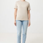 Personne portant un t-shirt beige et jeans clairs
