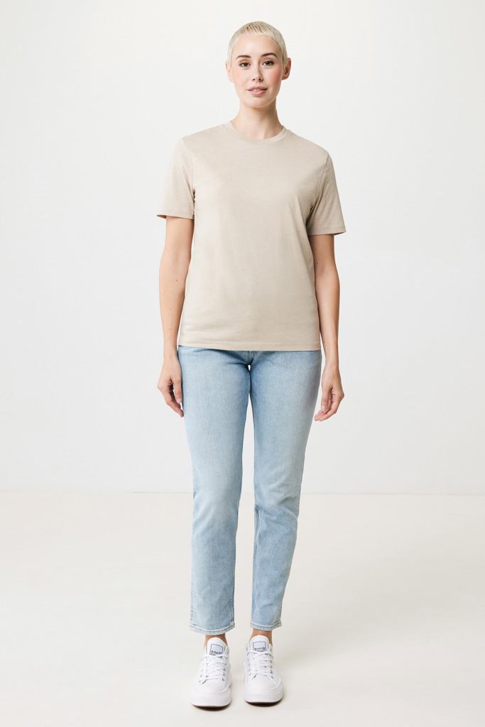 Personne portant un t-shirt beige et jeans clairs