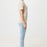 Personne portant t-shirt beige et jean clair.