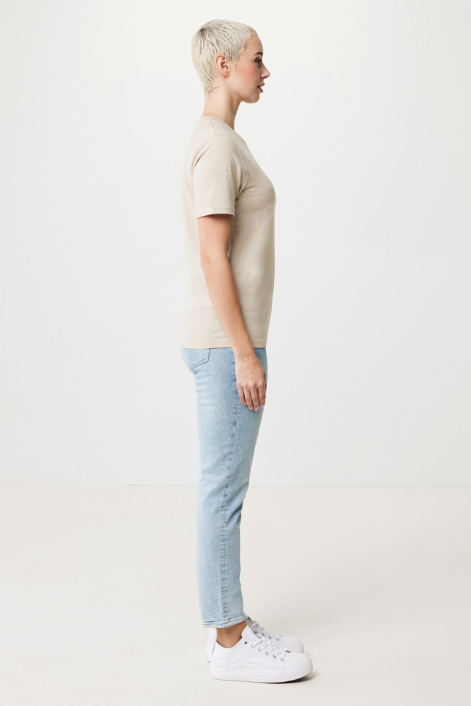 Personne portant t-shirt beige et jean clair.
