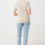 Personne portant un t-shirt beige et jean clair