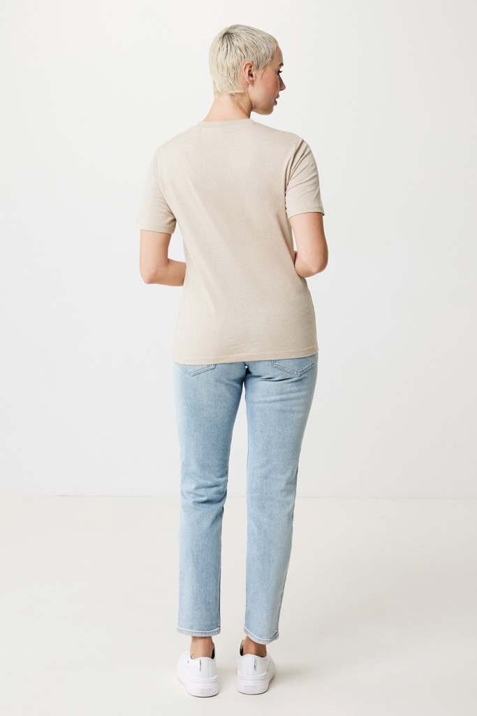 Personne portant un t-shirt beige et jean clair
